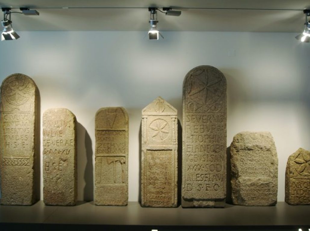 Museu-de-Arqueologia-D.-Diogo-de-Sousa_10_mdds-estelas_funerarias__epoca_romana._195229266554d69b8ec8a8d-720x460
